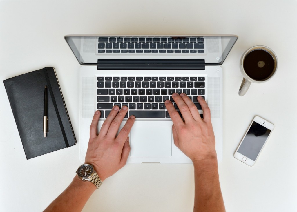 hands-coffee-cup-apple-1
