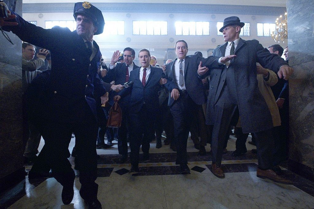 Frank i Jimmy Hoffa przepychają się przez tłum ludzi - Irlandczyk - GameBy.pl