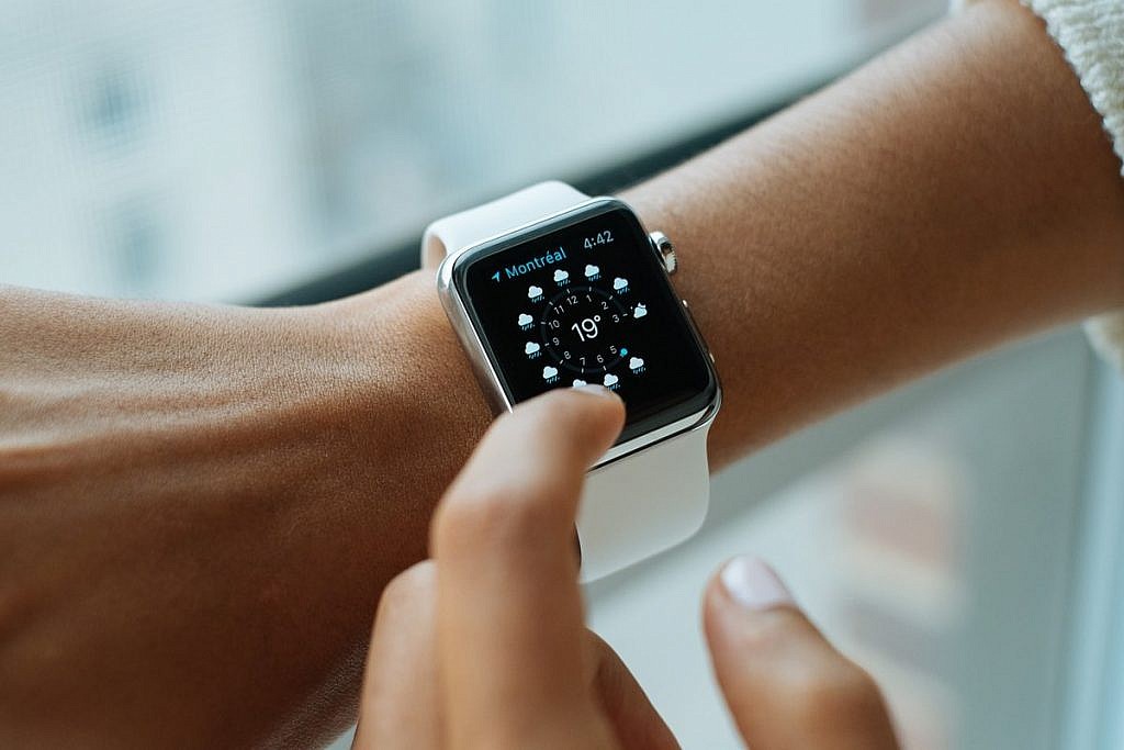 Apple Watch na ręce kobiety - Smartwatche i smartbandy