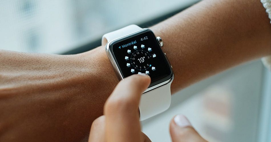 Apple Watch na ręce kobiety - alternatywy dla apple watch