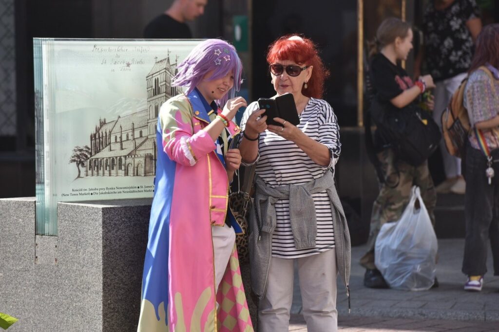 Cosplayer z osobą nie z konwentu