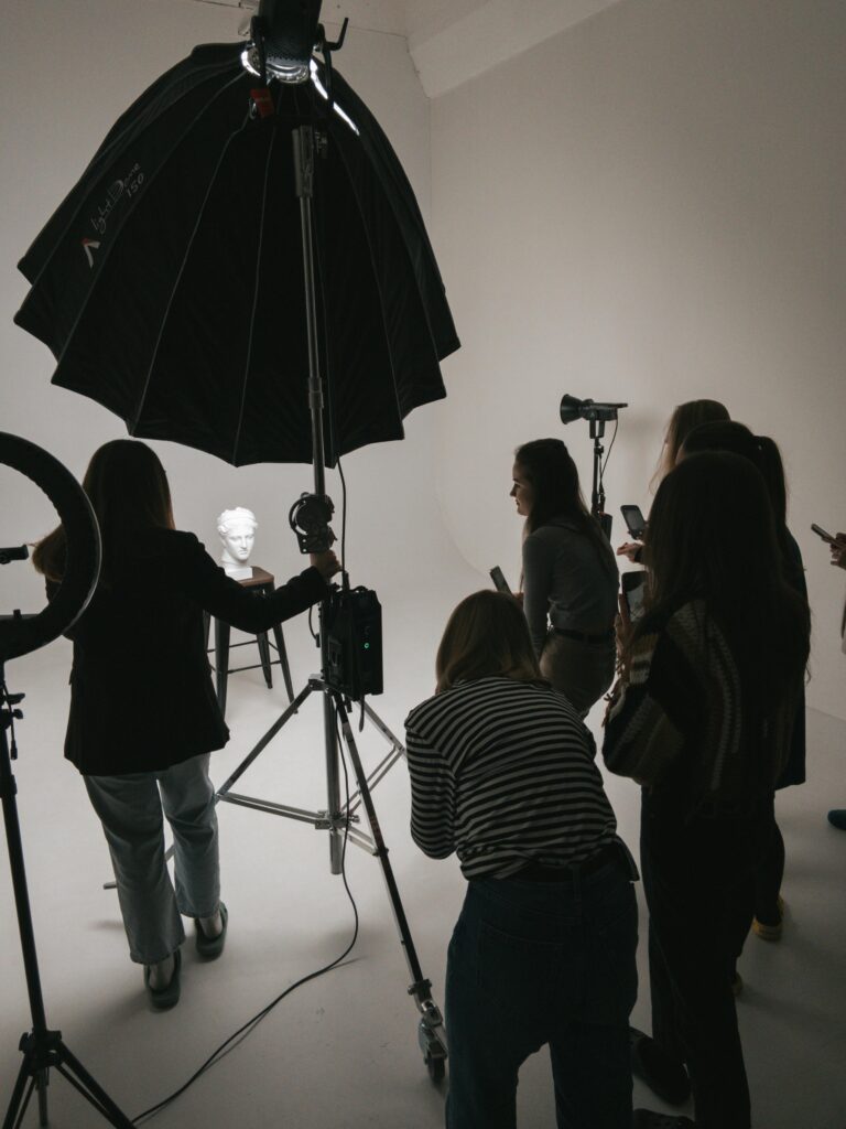 Ludzie przy lampie fotograficznej