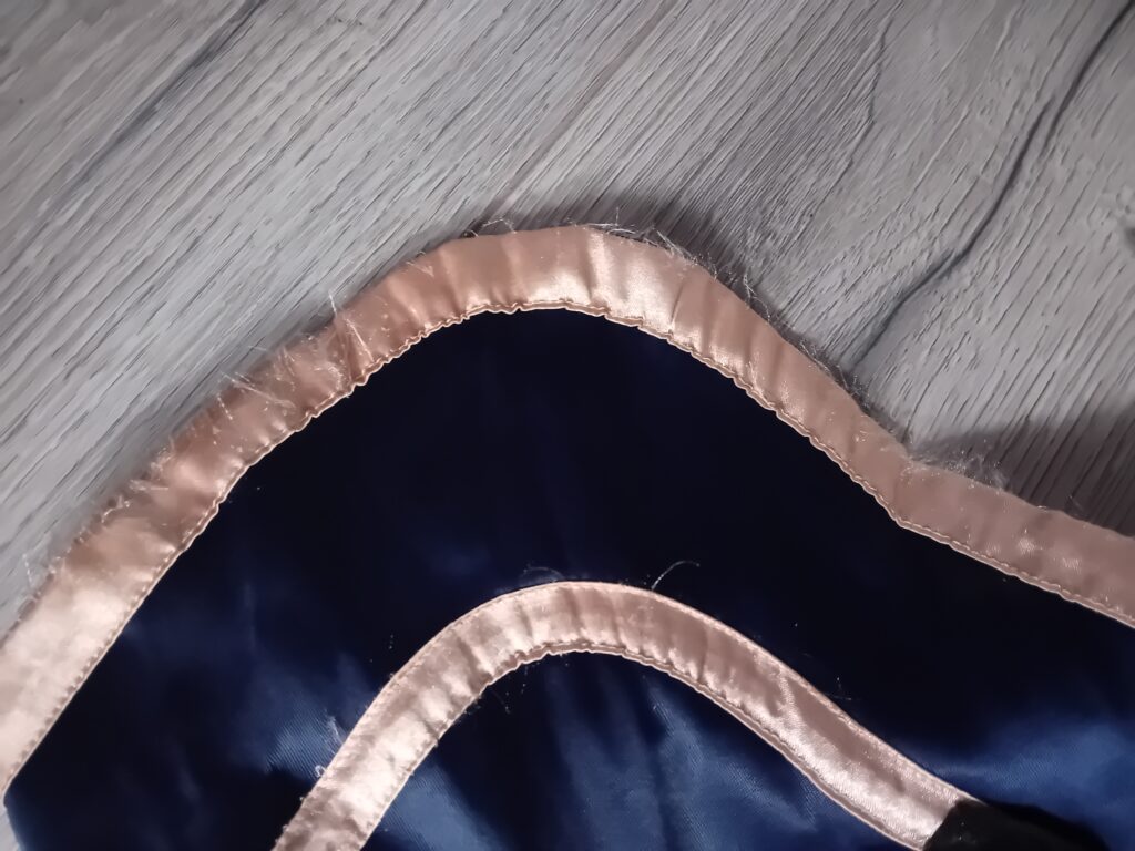 Strzępiący się materiał