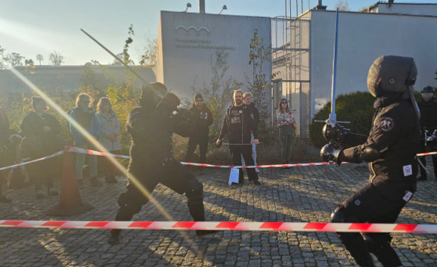 Pokaz walki mieczem na Pasja Minicon 2025
